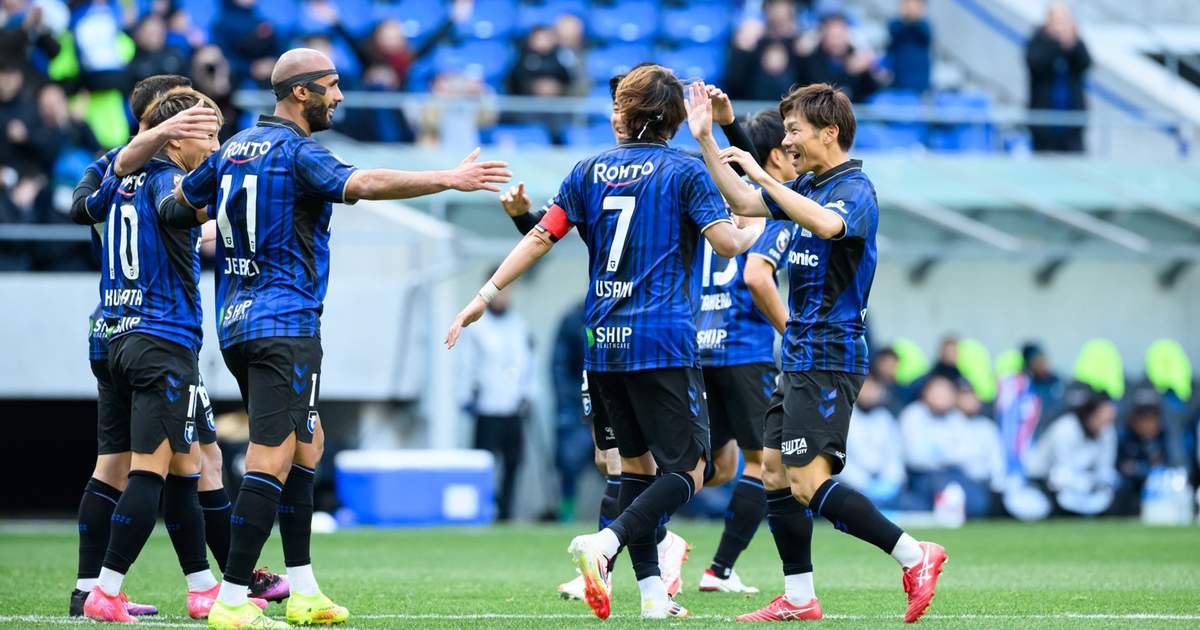 美职联半场：萨比、拉沃尔达破门，温哥华白浪2-0洛杉矶FC